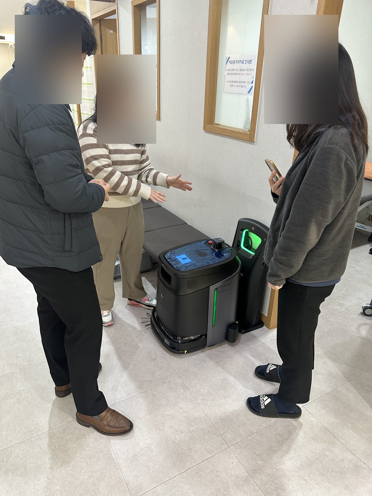 비앤디코리아 담당자가 원장·직원에게 Phantas의 작동 방법을 설명하는 현장 시연 모습.